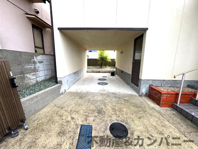鷹子町の中古のおうち　松山市鷹子町中古戸建の駐車場|カースペースがあります
