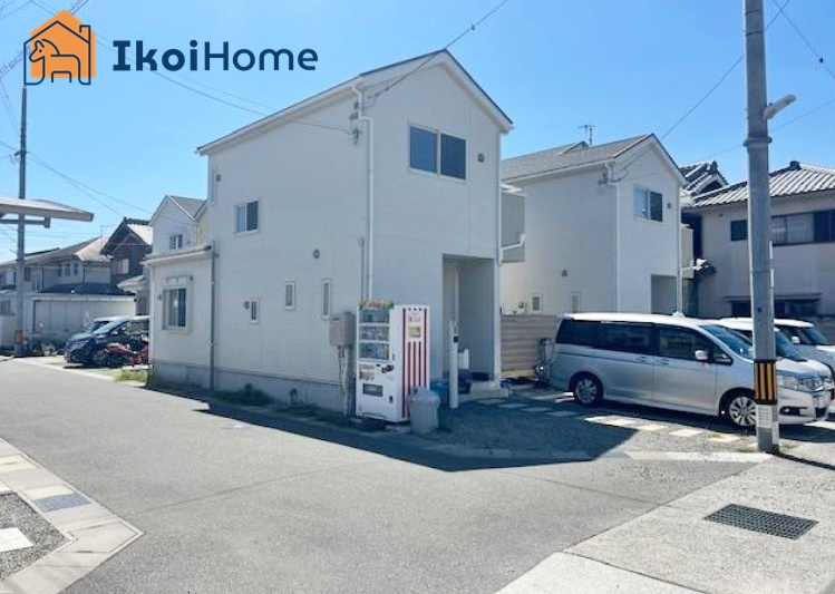 神戸市西区玉津町　中古戸建の駐車場|●年中無休：当日予約可●駐車場は3台お停め頂けます。交通量も少なめなので、駐車も安心ですね。