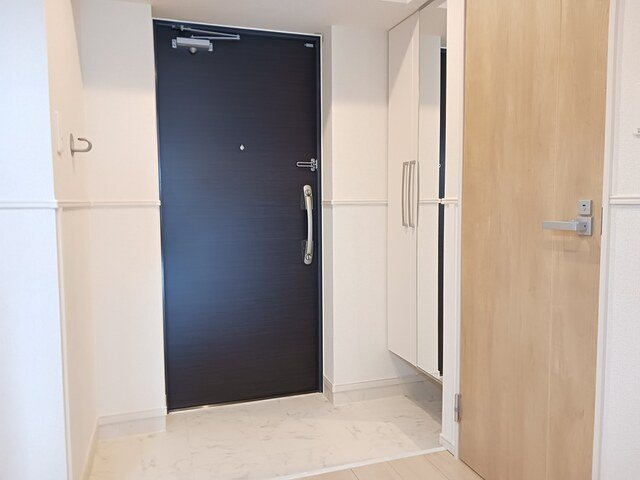 ＦＬレジデンス１の玄関|収納もある玄関です