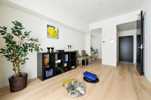 エンクレスト天神AVANTの居間・リビング|こちらのリビングで趣味の時間をお楽しみください