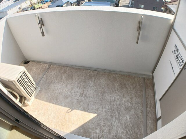 ＦＬレジデンス１のバルコニー|外からの目が気にならないバルコニーで洗濯物が干せます