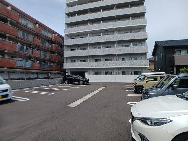 ＦＬレジデンス１の駐車場|駐車場があるので、車を買う予定の方も安心です