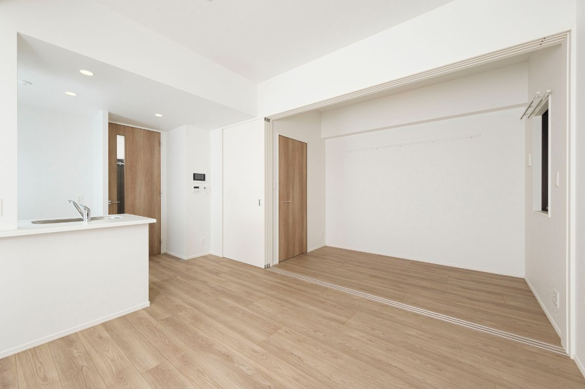 新品家具付きマンション博多駅南13B(KaGood福岡)の居間・リビング