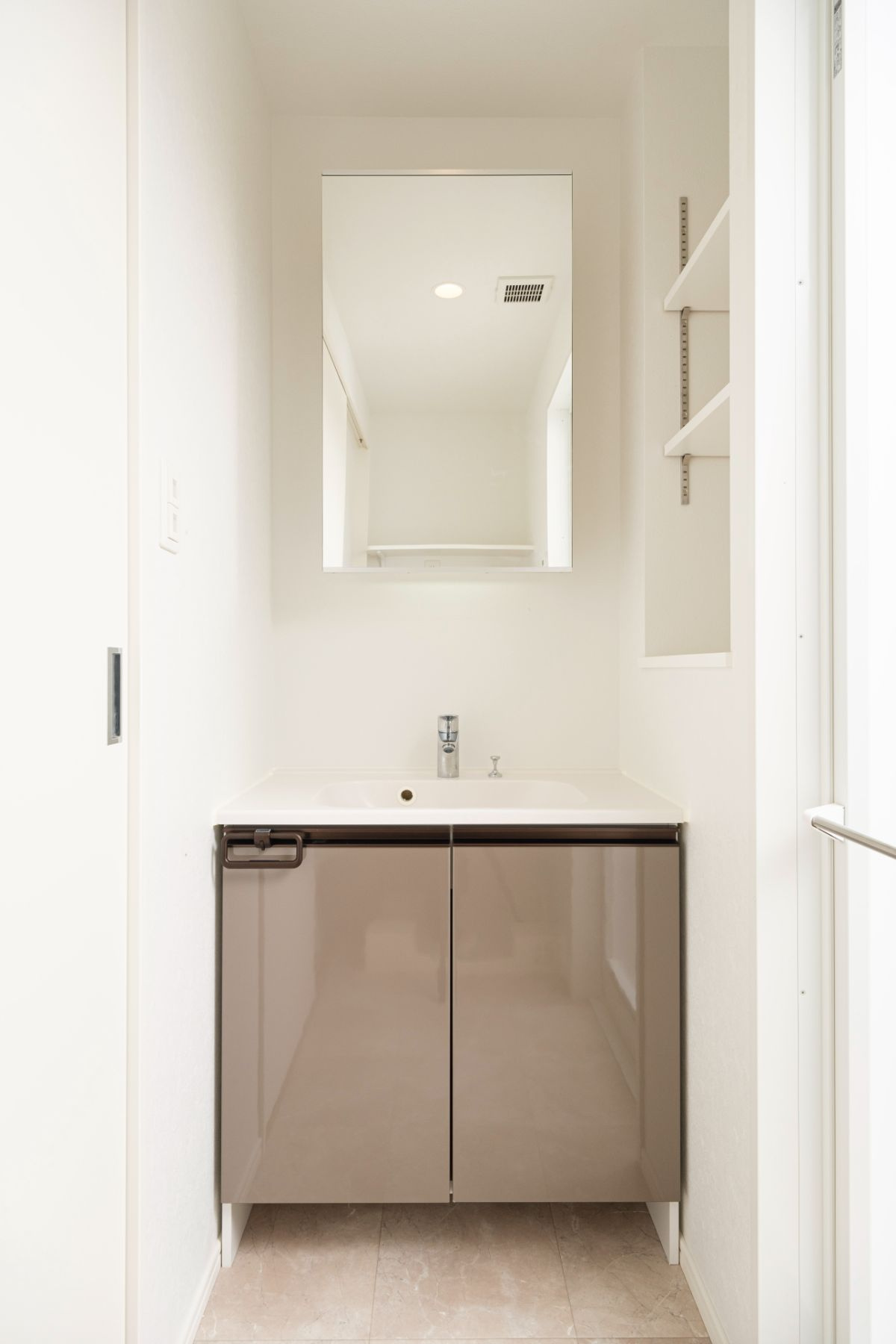 新品家具付きマンション博多駅南13B(KaGood福岡)の洗面所