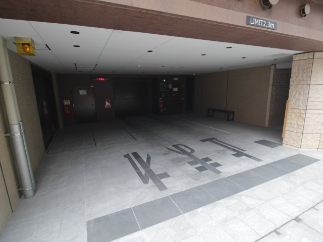 レーベン福岡天神ONE TOWERの駐車場