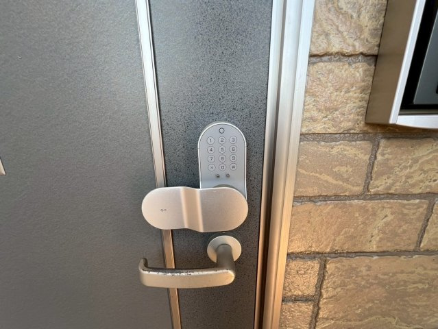 ブリッサ桜岡Ａの玄関