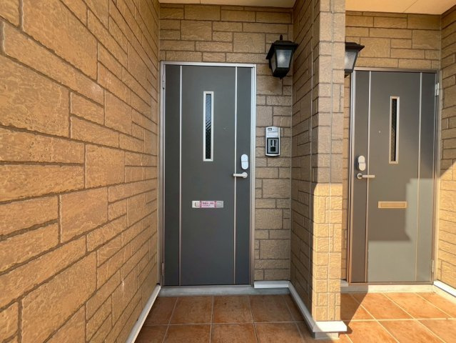 ブリッサ桜岡Ａの玄関