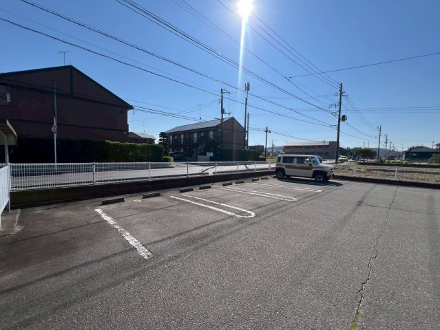ブリッサ桜岡Ａの駐車場