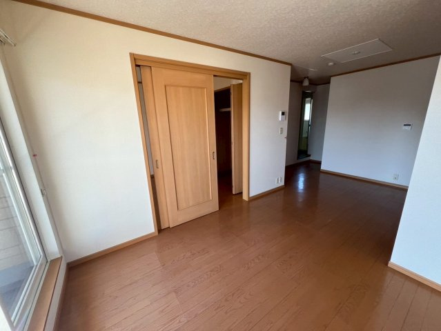 ブリッサ桜岡Ａの居間・リビング