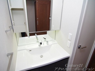 収納スペースもある洗髪洗面化粧台☆