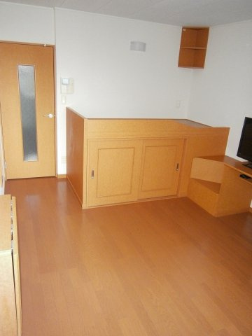 レオパレスフルールの居間・リビング|1Ｆフローリング、2Ｆ絨毯。