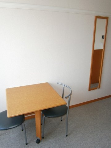 レオパレスフルールの居間・リビング