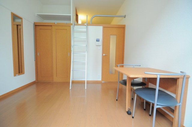 レオパレスエレガンスオキノミヤの居間・リビング