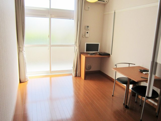 レオパレスエレガンスオキノミヤの居間・リビング