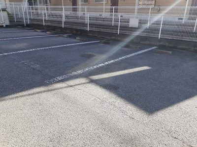 【駐車場】 | サンリッチ青山 | 駐車場があるので、車を買う予定の方も安心です