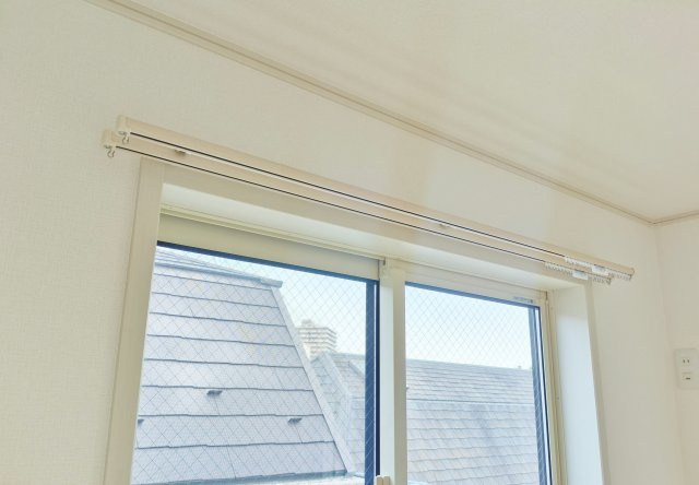 北区赤羽北3丁目 全3棟 1号棟の設備|窓には全てカーテンレールを設置いたしました！