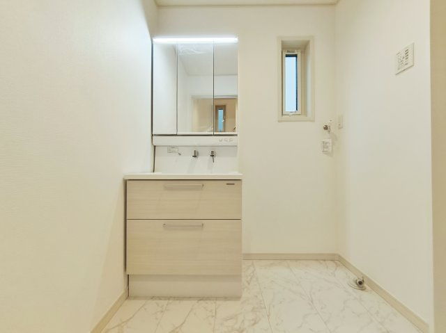 北区赤羽北3丁目 全3棟 1号棟の洗面所|清潔感のある洗面スペース
毎日使う場所だからこそ使い勝手よくシンプルに仕上げました