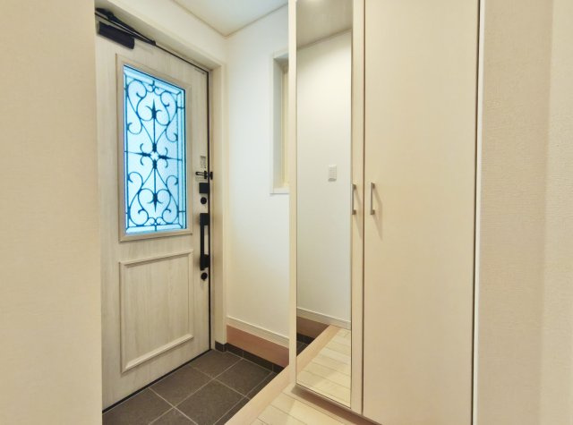 北区赤羽北3丁目 全3棟 1号棟の玄関|明るくお洒落な玄関スペース
ご家族皆様の靴をしっかりと収納いただけるトールタイプのシューズボックスを完備
ミラー付きでお出かけ前の身だしなみチェックに便利です