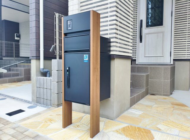 北区赤羽北3丁目 全3棟 1号棟の玄関|玄関先にはお留守の時に便利な宅配ボックスを完備いたしました
ネット注文などが増え必須の仕様設