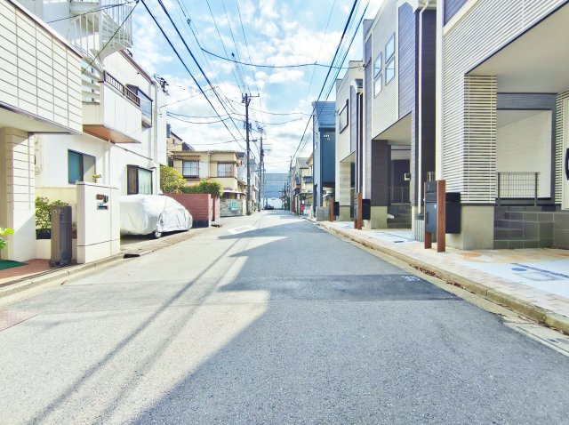 北区赤羽北3丁目 全3棟 1号棟の前面道路含む現地写真|前面道路は広々6.0ｍ公道
開放的な立地です
車の往来も少なくお子様にも安心です