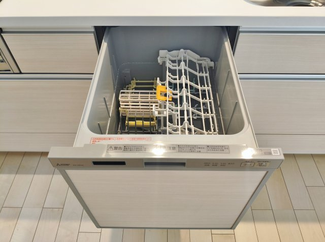 北区赤羽北3丁目 全3棟 1号棟のキッチン|食後の片づけに便利な食器洗乾燥機が標準装備です 時間が有効活用でき、節水にもなります