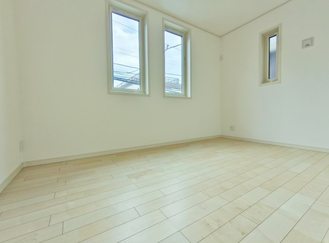 北区赤羽北3丁目 全3棟 1号棟の洋室|2階50帖洋室
キッチンな背面に位置し書斎やテレワークルーム、家事室など多目的にお使いいただける居室です