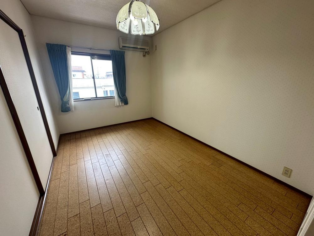 大久保町1丁目　中古一戸建ての寝室|洋室6.0帖
■物件内覧・資金計画相談・住宅ローン相談、リフォーム相談、お問合せ受付中■
※当日・翌日のご内覧、ご相談はお電話でのお問合せがスムーズです！