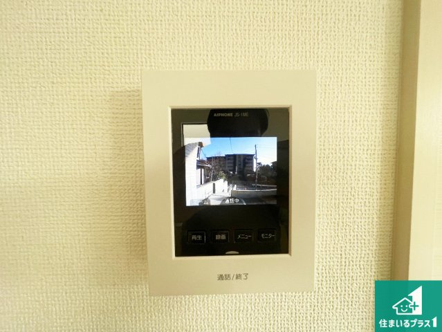 八幡市八幡石不動　第1期　新築一戸建ての防犯設備|カラーモニターインターホン！声だけでなく来訪者の姿や顔がモニターで確認できるので、小さなお子様がいらっしゃるご家庭でも安心できます！