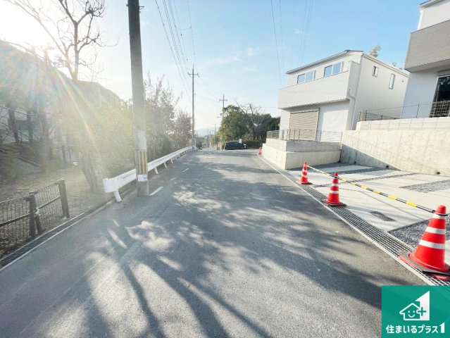 八幡市八幡石不動　第1期　新築一戸建ての前面道路含む現地写真|周辺は閑静な住宅街！前面道路広々で車の出し入れも便利です。駐車が苦手な方でも安心して車庫入れできます！