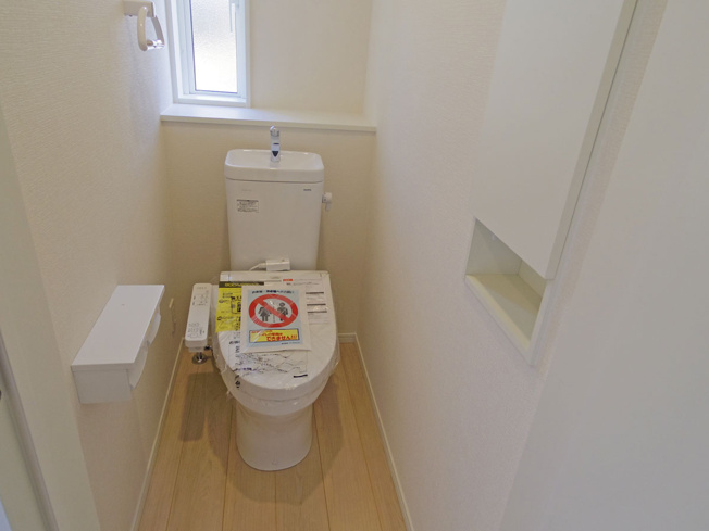 【トイレ】 | 裾野市佐野第7 新築建売分譲住宅 土地＋建物 TW05877 | 裾野市佐野3号棟　1Fトイレ ※令和8年1月6日撮影写真