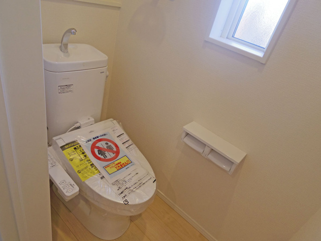 【トイレ】 | 裾野市佐野第7 新築建売分譲住宅 土地＋建物 TW05877 | 裾野市佐野3号棟　2Fトイレ ※令和8年1月6日撮影写真