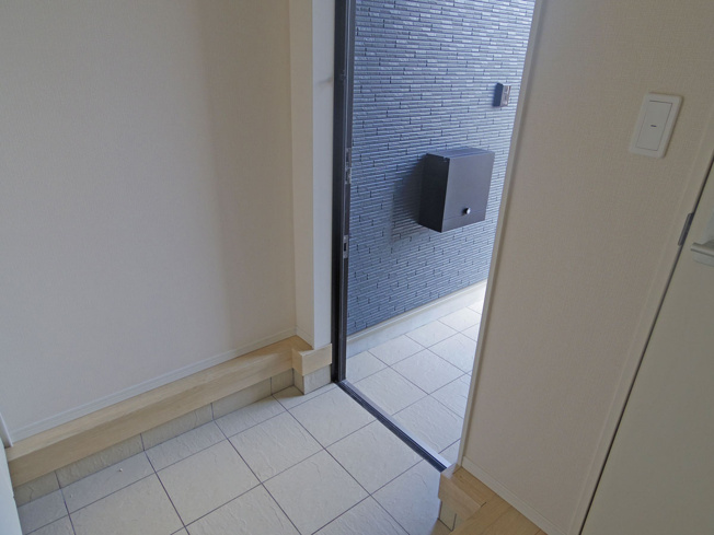 【玄関】 | 裾野市佐野第7 新築建売分譲住宅 土地＋建物 TW05877 | 裾野市佐野3号棟　玄関 ※令和8年1月6日撮影写真