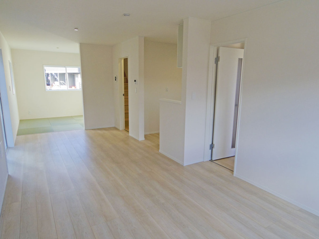 【居間・リビング】 | 裾野市佐野第7 新築建売分譲住宅 土地＋建物 TW05877 | 裾野市佐野3号棟　リビング ※令和8年1月6日撮影写真