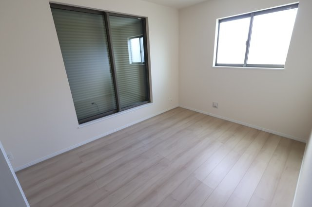 《仲介手数料無料》緑区大字三室615-1(B号棟)新築一戸建てハートフルタウンの洋室