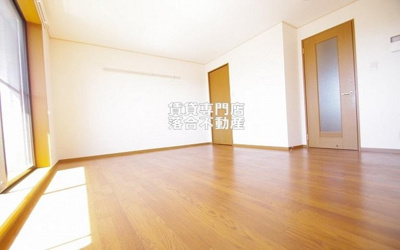 【居間・リビング】 | ドミール矢部 | 明るく広々としたお部屋♪