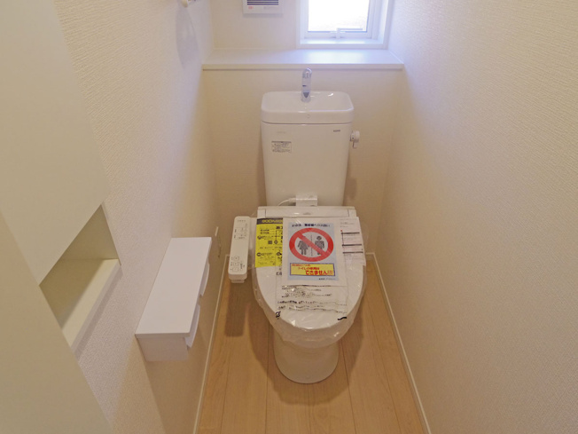 【トイレ】 | 裾野市佐野第7 新築建売分譲住宅 土地＋建物 TW05877 | 裾野市佐野4号棟　1Fトイレ ※令和8年1月6日撮影写真