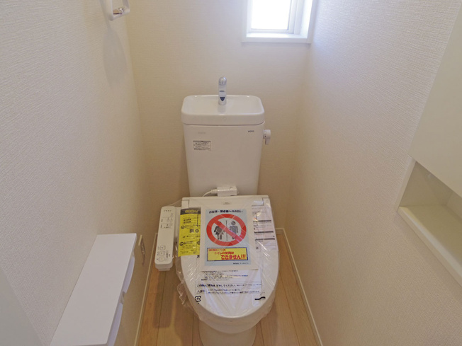 【トイレ】 | 裾野市佐野第7 新築建売分譲住宅 土地＋建物 TW05877 | 裾野市佐野4号棟　2Fトイレ ※令和8年1月6日撮影写真