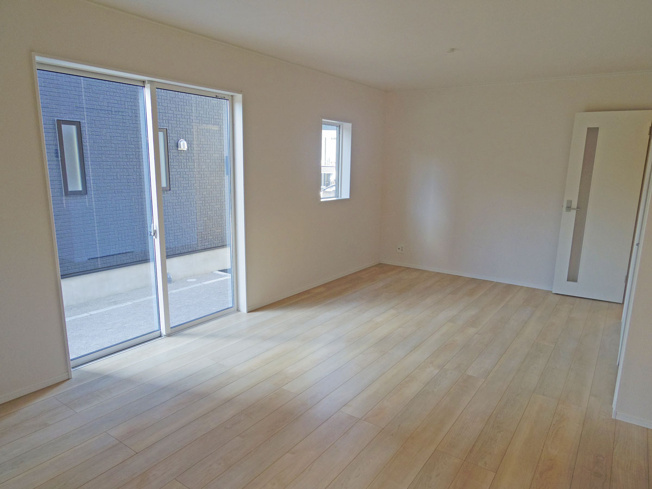 【居間・リビング】 | 裾野市佐野第7 新築建売分譲住宅 土地＋建物 TW05877 | 裾野市佐野4号棟　リビング ※令和8年1月6日撮影写真