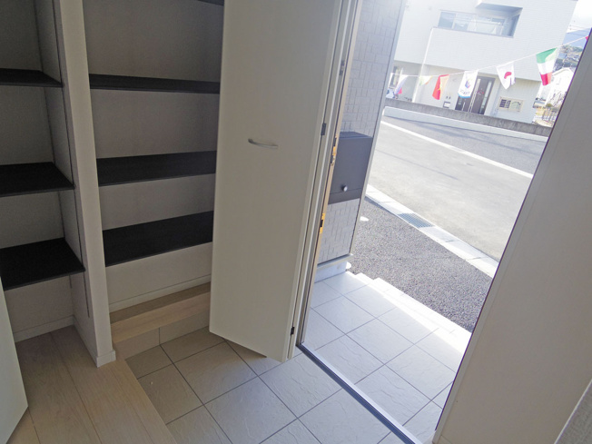 【玄関】 | 裾野市佐野第7 新築建売分譲住宅 土地＋建物 TW05877 | 裾野市佐野4号棟　玄関 ※令和8年1月6日撮影写真