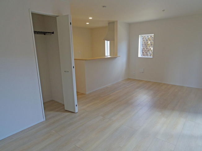 【居間・リビング】 | 裾野市佐野第7 新築建売分譲住宅 土地＋建物 TW05877 | 裾野市佐野4号棟　リビング ※令和8年1月6日撮影写真