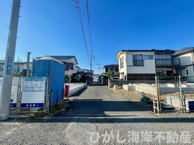 平塚市虹ケ浜　新築戸建　全２棟の前面道路含む現地写真|9月7日撮影　建築中　現地外観