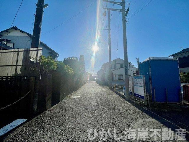 平塚市虹ケ浜　新築戸建　全２棟の前面道路含む現地写真|9月7日撮影　建築中　現地外観