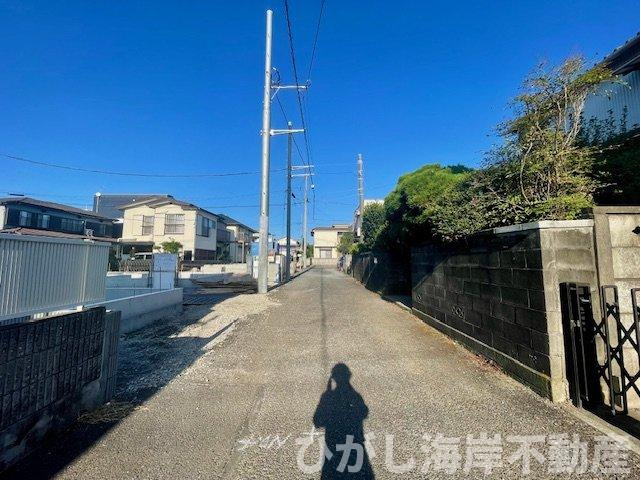 平塚市虹ケ浜　新築戸建　全２棟の前面道路含む現地写真|9月7日撮影　建築中　現地外観