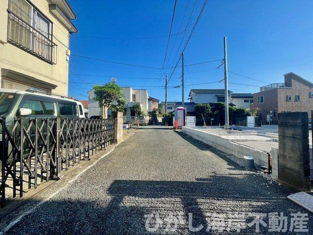 平塚市虹ケ浜　新築戸建　全２棟の前面道路含む現地写真|9月7日撮影　建築中　現地外観