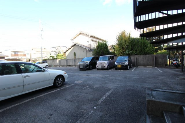 グレイス新伊勢山の駐車場