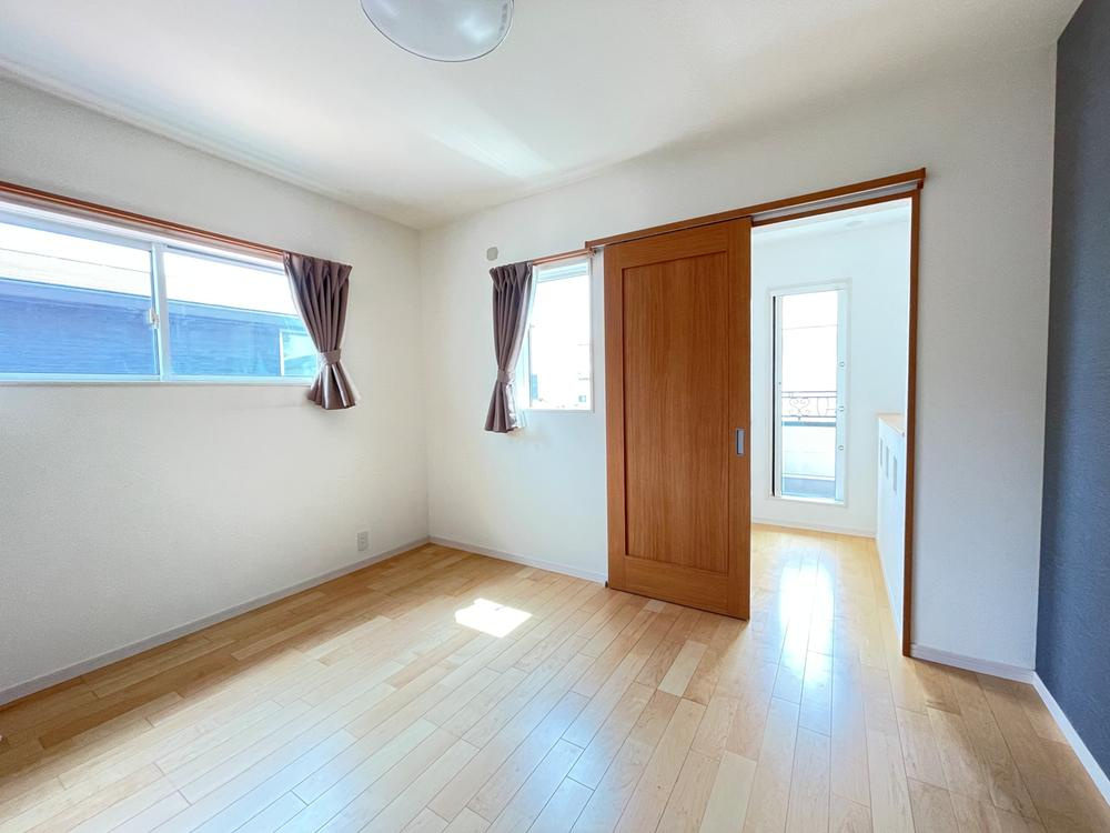 加古川市別府町新野辺の洋室|【洋室】
各個室には収納スペースが備わっています。収納家具の設置を最低限に抑え、住空間を広く有効活用可能。のびのびと快適にお過ごしいただけます。