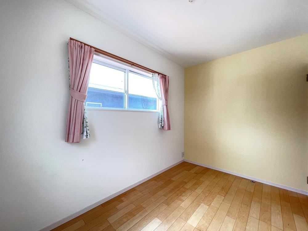 加古川市別府町新野辺の洋室|【洋室】
学習机やベッドを設置出来るゆとりがあります。子供部屋や仕事部屋等、ライフスタイルに合わせてマルチにご活用いただける空間です。