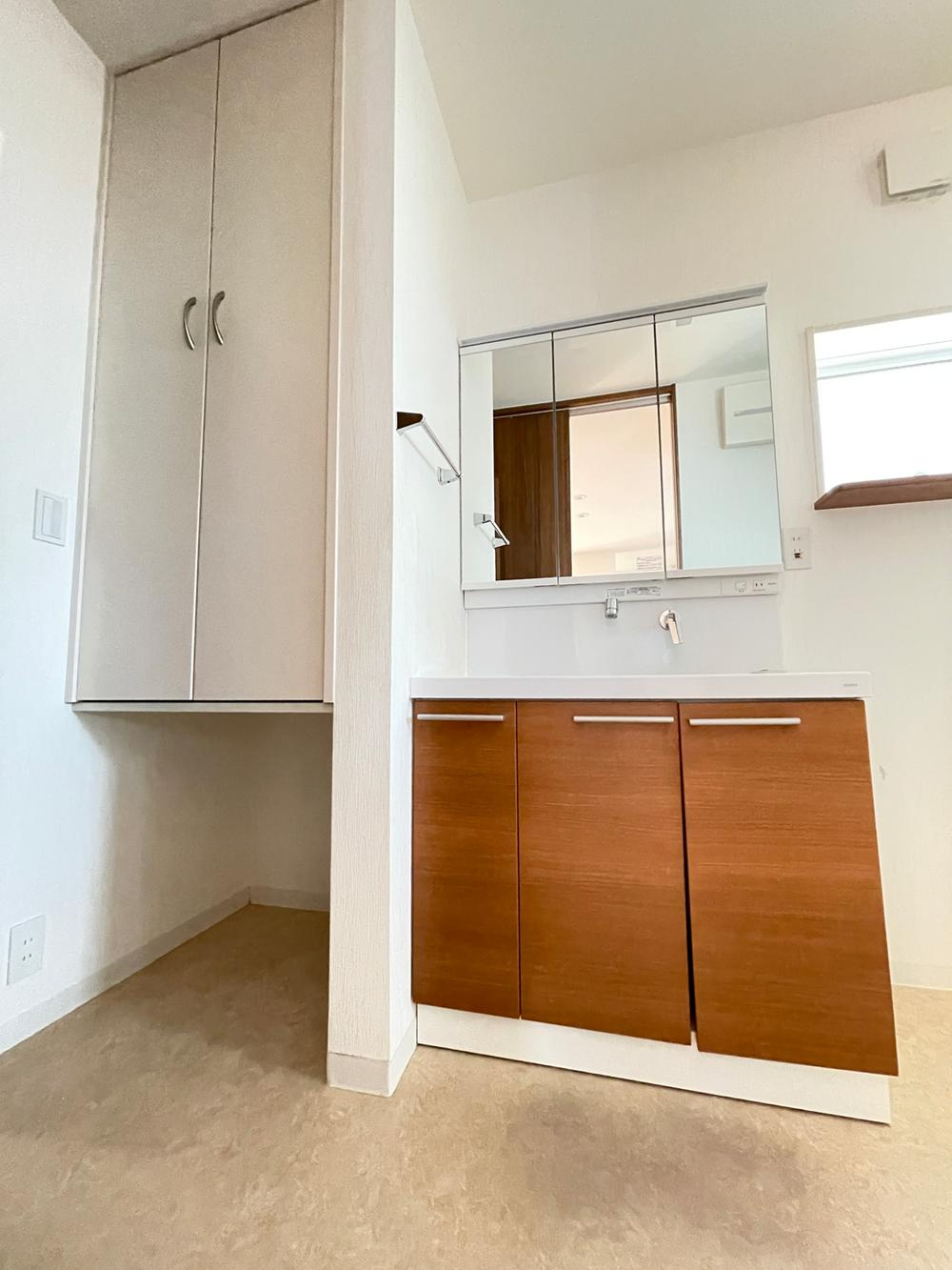 加古川市別府町新野辺の独立洗面台|【洗面所】
三面鏡付きの洗面化粧台。上部、洗面ボウル下、三面鏡の裏に収納スペースが設けられています。