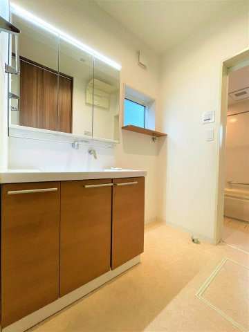 加古川市別府町新野辺の独立洗面台|【洗面所】
三面鏡付きの洗面化粧台。上部、洗面ボウル下、三面鏡の裏に収納スペースが設けられています。