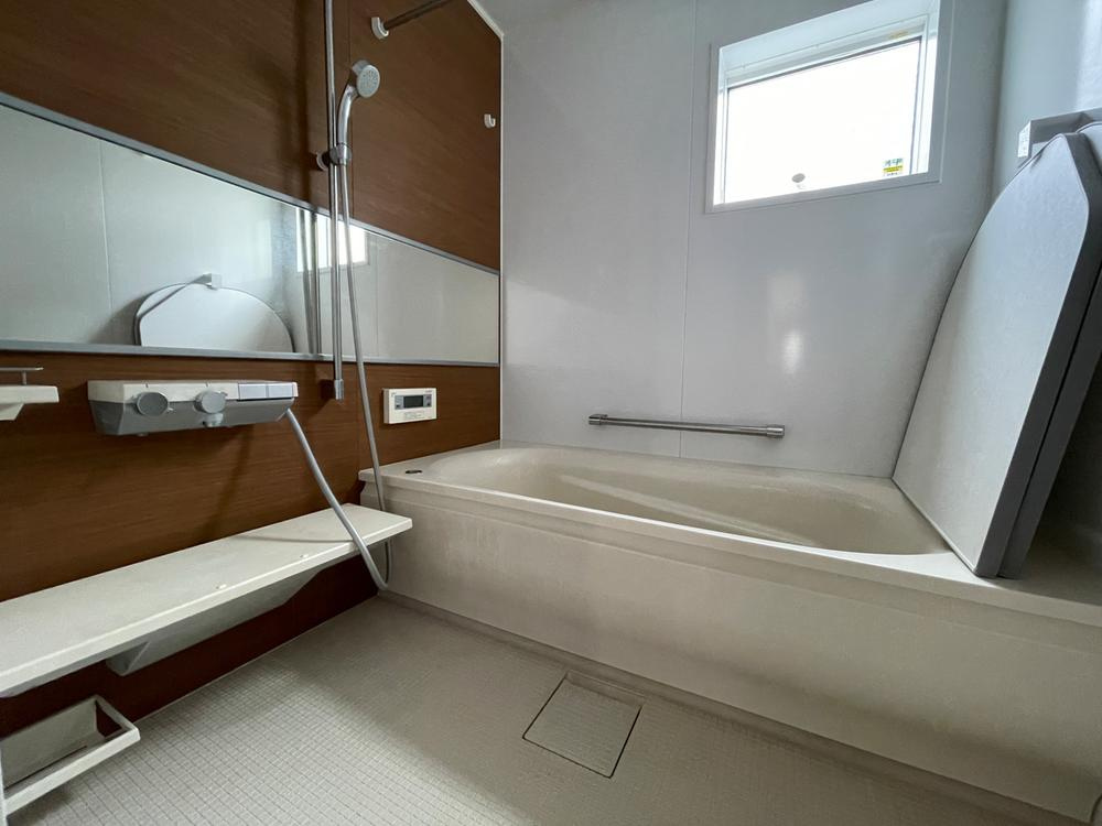 加古川市別府町新野辺の浴室|【浴室】
重厚感のあるアクセントパネルが施された浴室。窓が設けられていますので、自然光を採り込めるだけでなく、自然換気もできます。